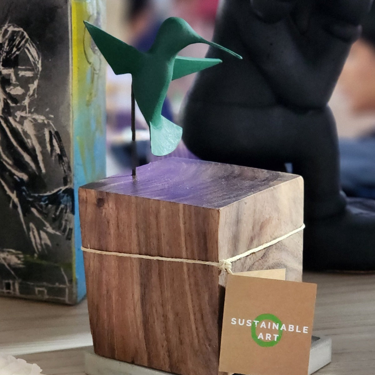 Colibrí con base de madera