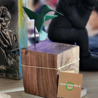 Colibrí con base de madera