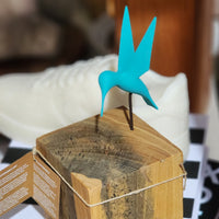 Colibrí con base de madera