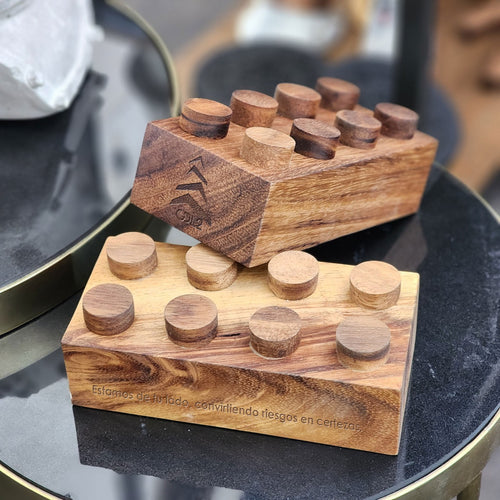 Pieza Clave reconocimiento de madera con forma de ficha - Pirinola Concept