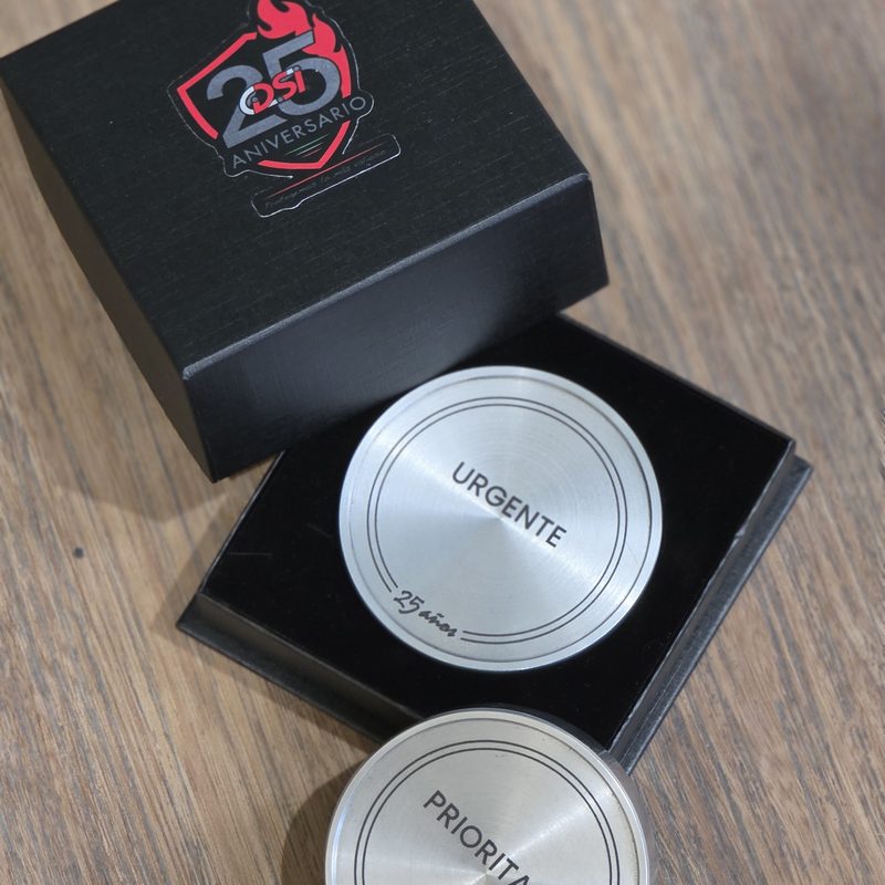 Monedas de decisión de aluminio grabadas Urgente y Prioritario en caja de regalo, hechas por Pirinola