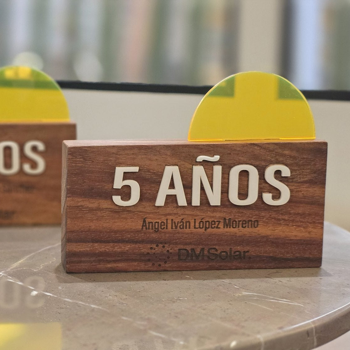 Luz Interna · Reconocimiento en Madera y Acrílico