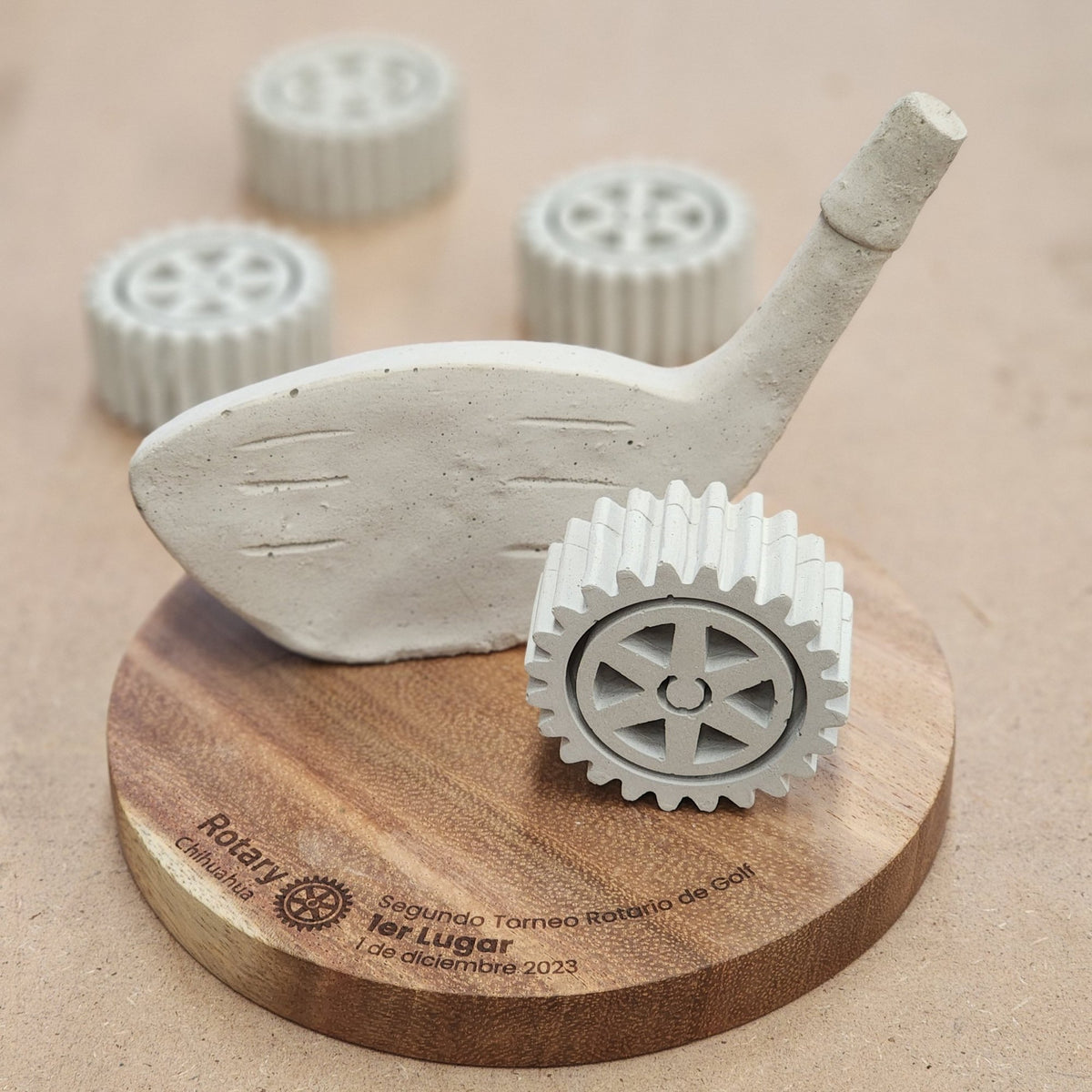 Trofeo Driver · Trofeo de Golf en Concreto y Madera