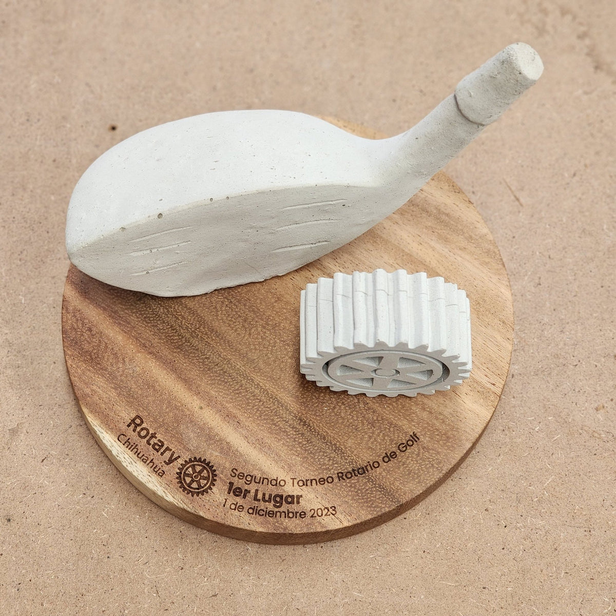 Trofeo Driver · Trofeo de Golf en Concreto y Madera