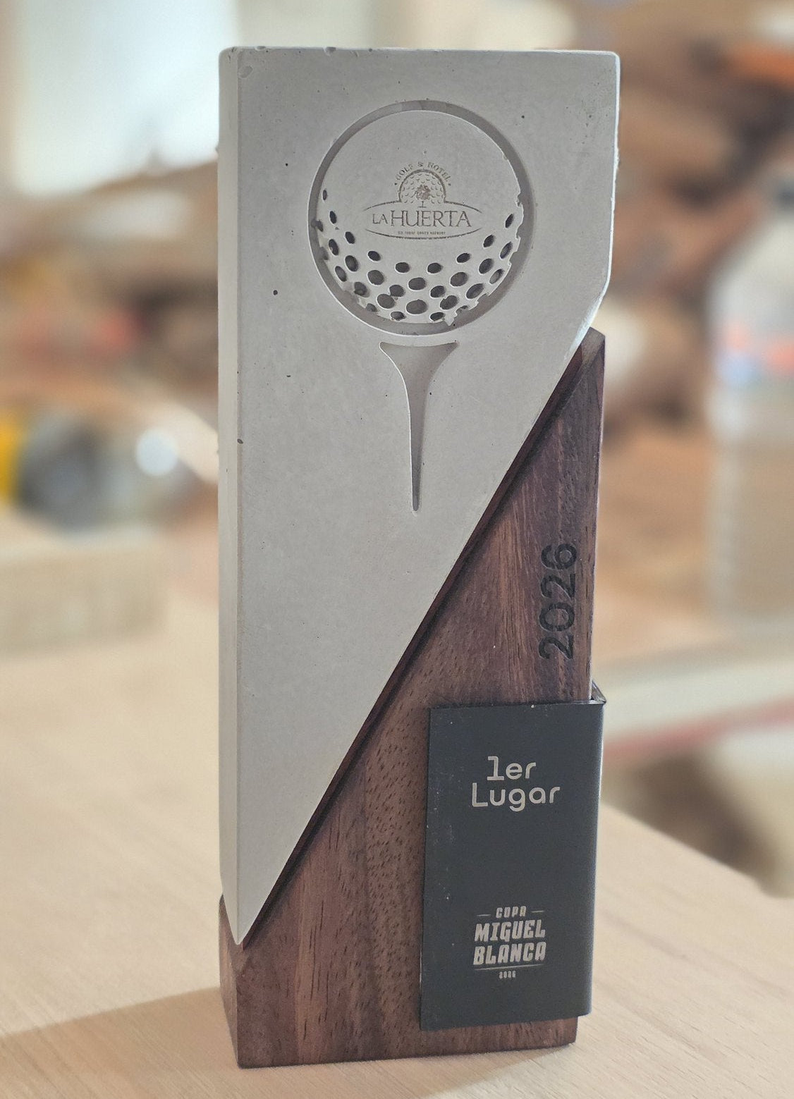 Fairway Monumental · Trofeo de Golf en Concreto y Madera