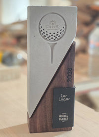 Fairway Monumental · Trofeo de Golf en Concreto y Madera