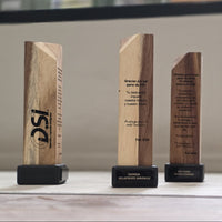 Monolito de Madera · Reconocimiento Corporativo en Madera Sólida