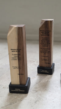 Monolito de Madera · Reconocimiento Corporativo en Madera Sólida