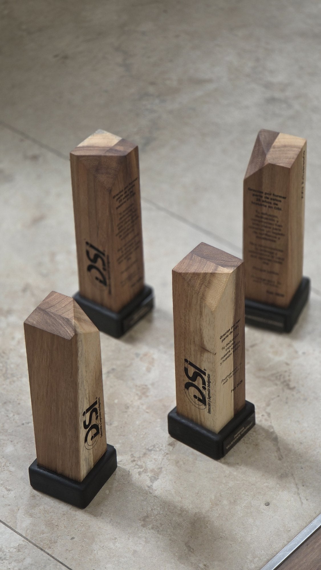 Monolito de Madera · Reconocimiento Corporativo en Madera Sólida